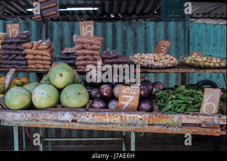 Obst und Gemüse stehen auf einem lokalen Markt im Neptuno Straße, Havanna, Kuba Stockfoto