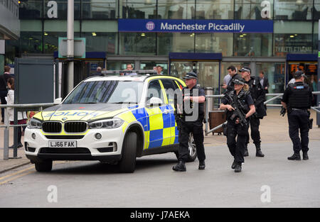 Bewaffnete Polizei außerhalb Bahnhof Manchester Piccadilly in Manchester nach ein Selbstmordattentäter 22 Personen, so dass ein Pop-Konzert in Manchester Arena am Montagabend getötet. Stockfoto