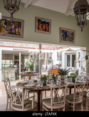 Geräumige offene Küche und Esszimmer-Bereich. Der 18. Jahrhundert Mahagoni-Tisch ist mit Kristall und Block gedruckt Leinenservietten gelegt. Die Stühle sind Stockfoto