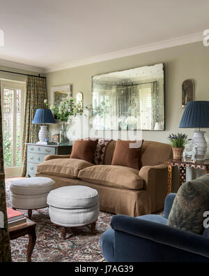 Lawson Wood Sofa gepolstert in Leinen von Rogers & Goffigon im englischen Stil Wohnzimmer mit Vintage Spiegel Stockfoto