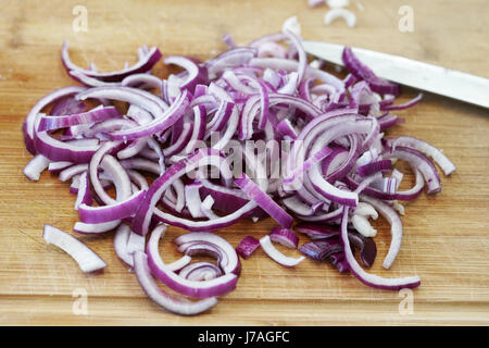 roten Zwiebeln auf Holzbrett Stockfoto