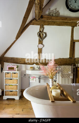 Gewölbte Bad mit alten Balken, Backstein Wand- und Roll-Top