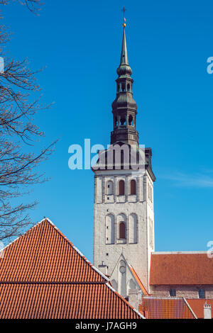 Ansicht der Niguliste Kirche (Saint Nicholas Church) in der Altstadt. Tallinn, Estland, Baltikum Stockfoto