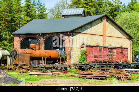 Brosarp, Schweden - 18. Mai 2017: Dokumentation der öffentlichen historischen Bahnhofsbereich. Sehr kleine Ringlokschuppen mit viel Ersatzteile Oldtimer und Dampf e Stockfoto