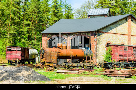 Brosarp, Schweden - 18. Mai 2017: Dokumentation der öffentlichen historischen Bahnhofsbereich. Sehr kleine Ringlokschuppen mit viel Ersatzteile Oldtimer und Dampf e Stockfoto