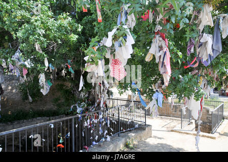 Persönliche Angebote auf dem Baum bei Agia Solomoni Katakombe, Paphos, Zypern Stockfoto