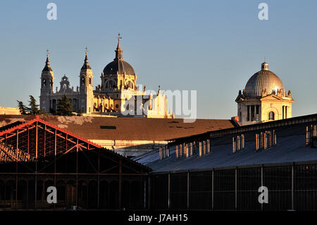 La Almudena-Kathedrale von Príncipe Pío Station in Madrid. Stockfoto