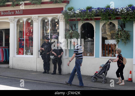 Bewaffnete Polizisten im Dienst außerhalb Geschäfte in Windsor, als militärisches Personal könnte für Konzerthallen bewachen bereitgestellt werden und Sportstadien unter einem Plan genehmigt von der Regierung im Zuge der Manchester Arena Gräueltat. Stockfoto