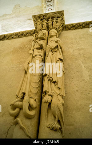 Säulen in Form von Statuen der Apostel, 9. geschnitzt. Jahrhundert, Camara Santa (heilige Kammer), San Salvador Kathedrale, Oviedo, Asturien, Spanien Stockfoto