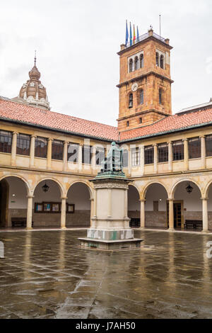 Statue von Erzbischof Fernando de Valdés y Salas, Großinquisitor und Gründer von Oviedo Universität, alte Kreuzgang, Oviedo, Asturien, Spanien Stockfoto