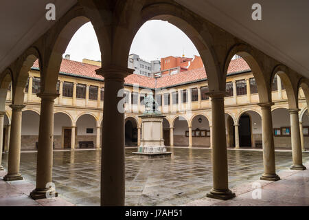 Statue von Erzbischof Fernando de Valdés y Salas, Großinquisitor und Gründer von Oviedo Universität, alte Kreuzgang, Oviedo, Asturien, Spanien Stockfoto