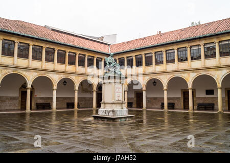 Statue von Erzbischof Fernando de Valdés y Salas, Großinquisitor und Gründer von Oviedo Universität, alte Kreuzgang, Oviedo, Asturien, Spanien Stockfoto