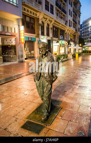 Bronzestatue von Woody Allen von Vicente Menéndez-Santarúa, 2003, Calle Militärputsch Nacionales, Oviedo Asturien Spanien Stockfoto