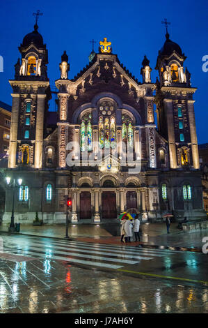 Basilika von San Juan El Real (St. Johannes der Täufer) durch Luis Bellido 1912-1915 im eklektischen Historismus-Stil, Plaza de Fernando Rubio Oviedo Asturien Spanien Stockfoto