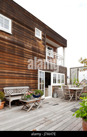 Großzügige Terrasse, die vom französischen Fenster von Küche Stockfoto