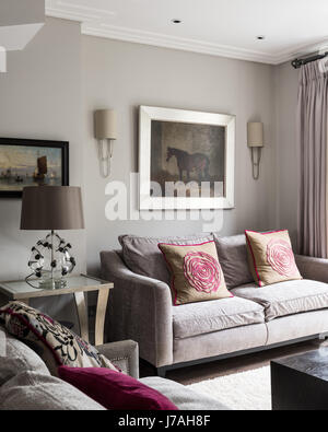 Pferdesport Grafik über Sofa mit rosa Kissen in Victorian Terrace, London Stockfoto