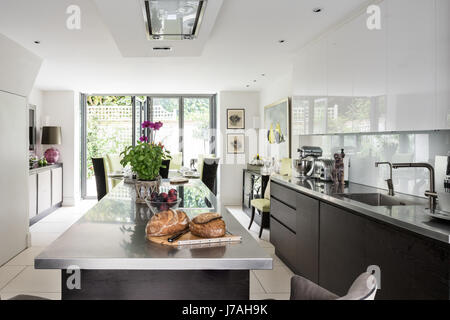 Maßgeschneiderte ausgestattete offene Küche im viktorianischen Terrasse, London Stockfoto