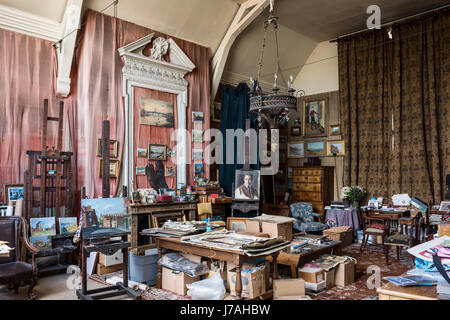 Riesige geborgenen Ziergiebeln Doorcase in großen böhmischen Studioraum voller Julian Barrow Gemälde Stockfoto