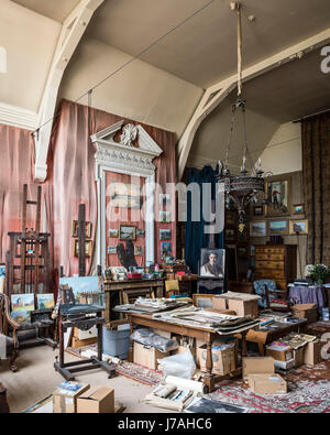 Riesige geborgenen Ziergiebeln Doorcase in großen böhmischen Studioraum voller Julian Barrow Gemälde Stockfoto