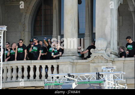 Hannover 96 startete die offizielle Aufstiegsparty am Montag auf dem Trammplatz vor den Rathaus Stockfoto