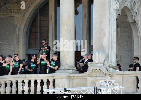 Hannover 96 startete die offizielle Aufstiegsparty am Montag auf dem Trammplatz vor den Rathaus Stockfoto