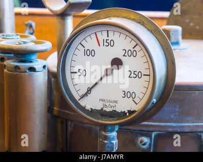 Ein Dampf-Manometer von einer Dampfmaschine Stockfoto