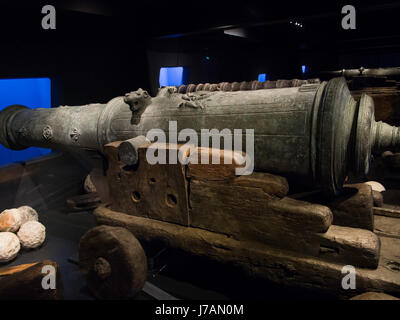 Kanonen abgerufen aus dem Wrack der Mary Rose Mary Rose Museum, Portsmouth Historic Dockyard, England Stockfoto