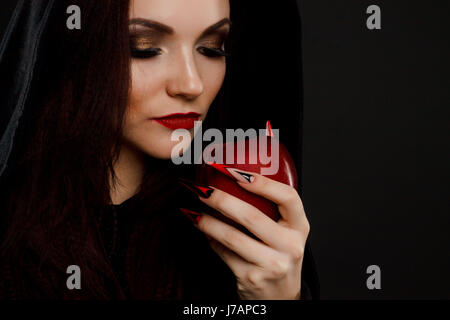 Stiefmutter Hexe gibt vergifteten Apfel Stockfoto