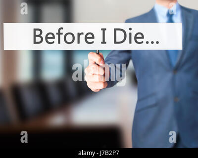 Bevor ich sterbe... - Geschäftsmann Hand mit Schild. Wirtschaft, Technologie, Internet-Konzept. Stock Foto Stockfoto