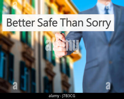 Better Safe Than Sorry - Geschäftsmann Hand mit Schild. Wirtschaft, Technologie, Internet-Konzept. Stock Foto Stockfoto