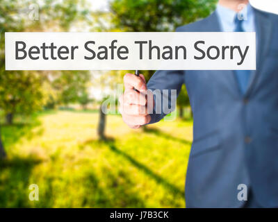 Better Safe Than Sorry - Geschäftsmann Hand mit Schild. Wirtschaft, Technologie, Internet-Konzept. Stock Foto Stockfoto