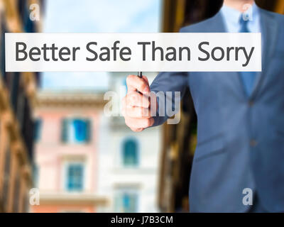 Better Safe Than Sorry - Geschäftsmann Hand mit Schild. Wirtschaft, Technologie, Internet-Konzept. Stock Foto Stockfoto