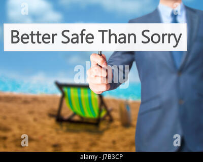 Better Safe Than Sorry - Geschäftsmann Hand mit Schild. Wirtschaft, Technologie, Internet-Konzept. Stock Foto Stockfoto