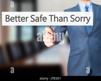 Better Safe Than Sorry - Geschäftsmann Hand mit Schild. Wirtschaft, Technologie, Internet-Konzept. Stock Foto Stockfoto