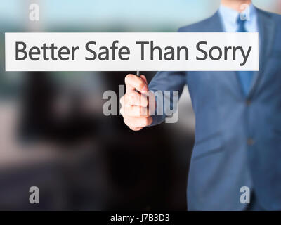 Better Safe Than Sorry - Geschäftsmann Hand mit Schild. Wirtschaft, Technologie, Internet-Konzept. Stock Foto Stockfoto