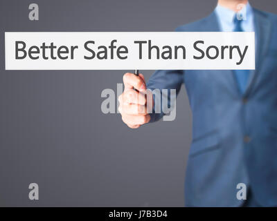 Better Safe Than Sorry - Geschäftsmann Hand mit Schild. Wirtschaft, Technologie, Internet-Konzept. Stock Foto Stockfoto