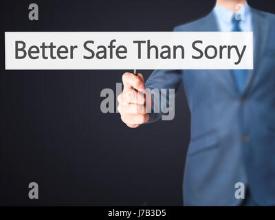 Better Safe Than Sorry - Geschäftsmann Hand mit Schild. Wirtschaft, Technologie, Internet-Konzept. Stock Foto Stockfoto