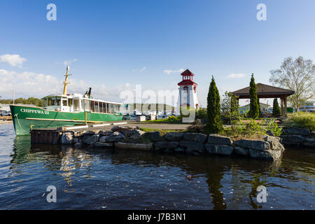 Parry Sound Hafen mit kleinen Leuchtturm und Boot in Wasser Stockfoto