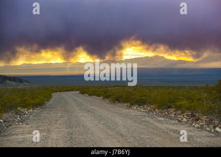 Niedrig hängenden Wolken über Arizona Wüste Stockfoto