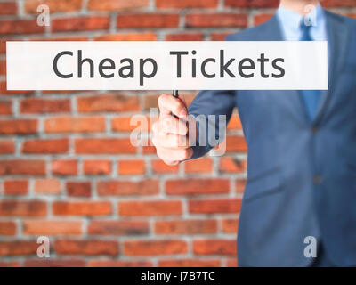 Günstige Tickets - Geschäftsmann Hand mit Schild. Wirtschaft, Technologie, Internet-Konzept. Stock Foto Stockfoto