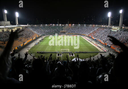 Santos Futebol Clube Fussball Fans jubeln während eines Spiels der brasilianischen Serie A im Stadion Pacaembu in São Paulo Stadt - Brasilien Stockfoto