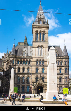 Kriegerdenkmal vor dem hinteren Eingang des Rathauses auf dem St.-Peter Platz in Manchester UK Stockfoto