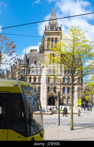 Kriegerdenkmal vor dem hinteren Eingang des Rathauses mit vorbeifahrenden Straßenbahn auf St Peters Platz in Manchester UK Stockfoto