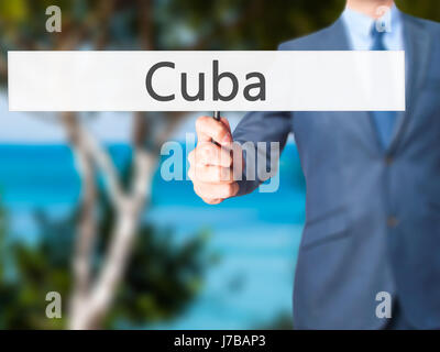 Kuba - Geschäftsmann Hand mit Schild. Wirtschaft, Technologie, Internet-Konzept. Stock Foto Stockfoto