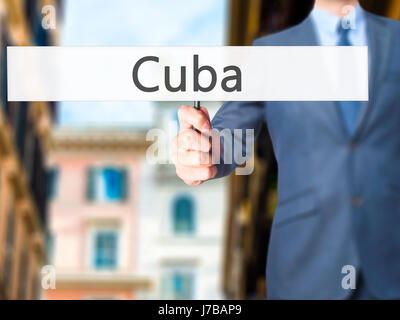 Kuba - Geschäftsmann Hand mit Schild. Wirtschaft, Technologie, Internet-Konzept. Stock Foto Stockfoto