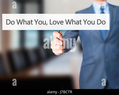 Tun, was Sie lieben, was Sie tun - Geschäftsmann Hand mit Schild. Wirtschaft, Technologie, Internet-Konzept. Stock Foto Stockfoto