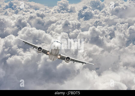 Vorderansicht eines großen Strahl Flugzeug fliegen durch die Wolken Stockfoto