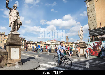 Einer der Statuen auf die Ponte Santa Trinita-Brücke in Florenz Italien Stockfoto