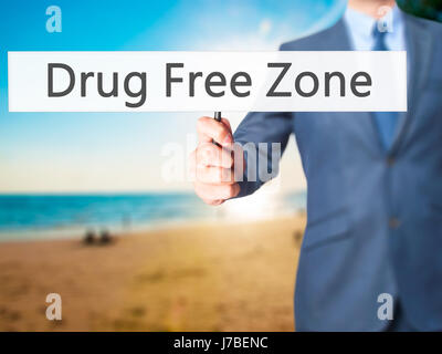 Drug Free Zone - Geschäftsmann Hand mit Schild. Wirtschaft, Technologie, Internet-Konzept. Stock Foto Stockfoto