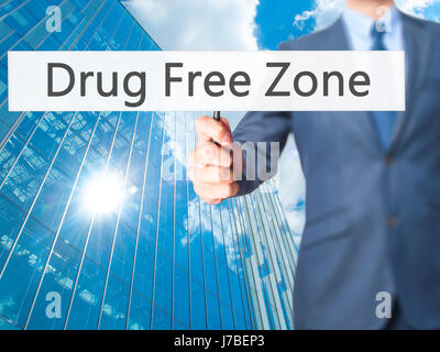 Drug Free Zone - Geschäftsmann Hand mit Schild. Wirtschaft, Technologie, Internet-Konzept. Stock Foto Stockfoto